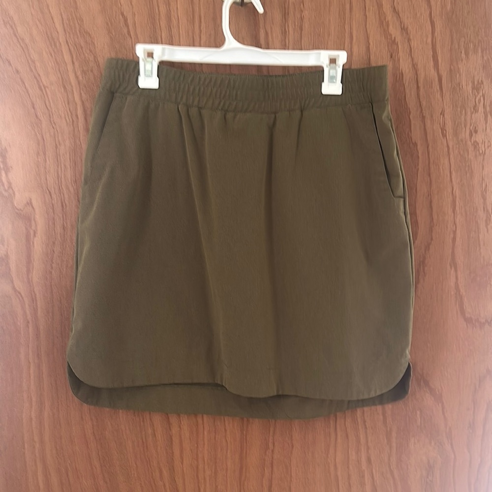 Duluth skort in olive green